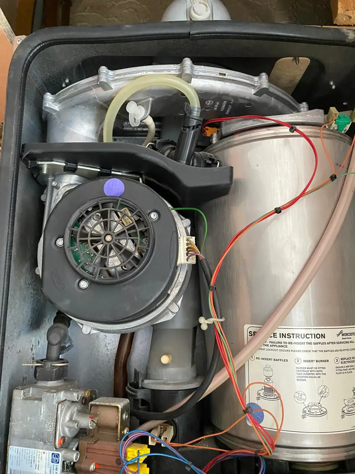 Boiler service with flue gas analyser and safety checks