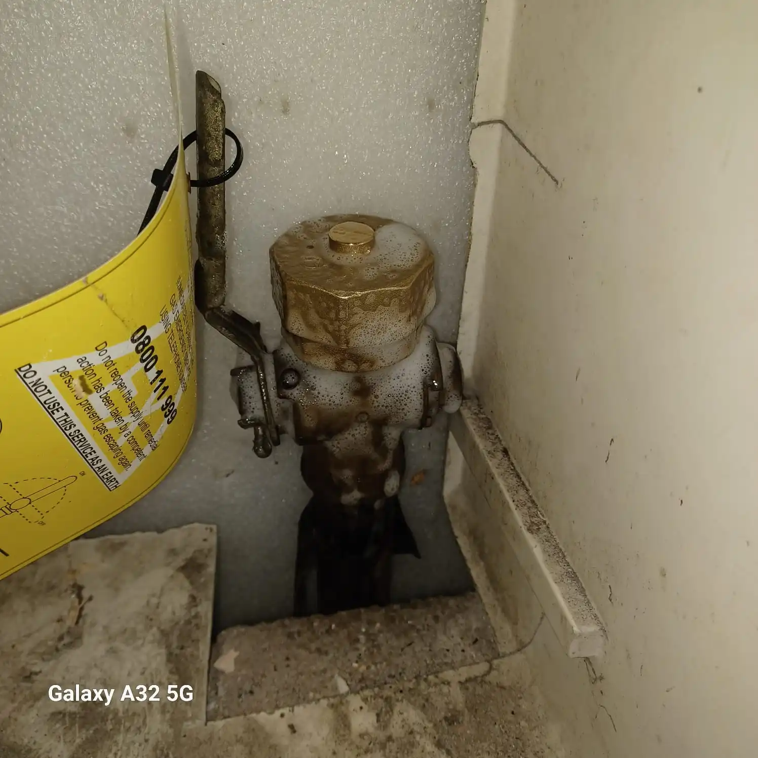 Emergency plumber isolating a leaking copper pipe